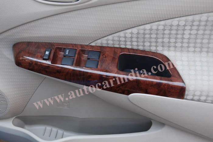 The power window switches now get wood surrounds. 